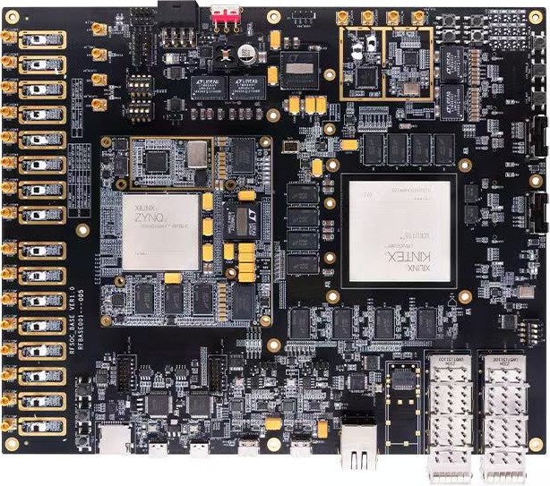 真实的 RFSoC 开发板:Zynq UltraScale+ RFSoC 模块在偏中左,Kintex UltraScale FPGA 在偏中右,左侧一列是射频 SMA 接头,右下是八条 10G 串行链路的 SFP 笼